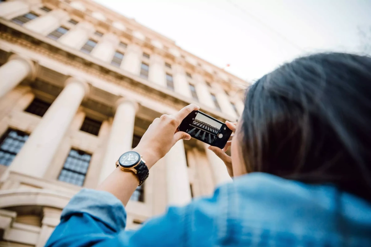 Turist koji fotografira zgradu